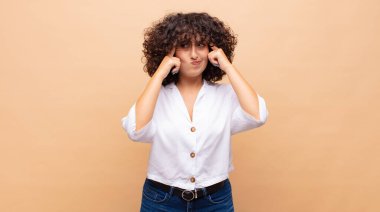 Kadın odaklanmış ve bir fikir üzerinde kafa yoruyor, bir meydan okumaya veya soruna bir çözüm hayal ediyor.