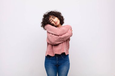 Aşık olan, gülümseyen, kendine sarılan, yalnız kalan, bencil ve benmerkezci bir kadın.