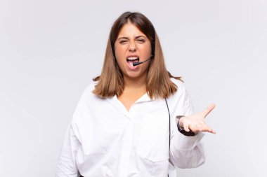 Genç bir kadın tele pazarlamacı sinirli, sinirli ve sinirli görünüyor. Bağırıyor. Senin neyin var? 