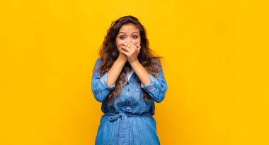 Şok olmuş, şaşırmış bir ifadeyle ağzı kapalı, sır saklayan ya da 