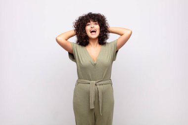 Mutlu, kaygısız, arkadaş canlısı ve rahat görünen bir kadın. Hayattan ve başarıdan keyif alıyor, olumlu bir tavırla.