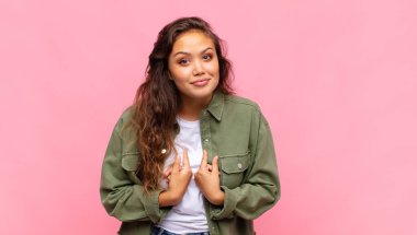 Kafası karışık ve tuhaf bakışlarıyla kendini gösteren bir kadın seçilmiş olmasına şaşırmış ve şaşırmış.