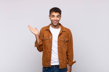  Mutlu, şaşkın ve neşeli hissetmek, olumlu bir tavırla gülümsemek, bir çözüm ya da fikir gerçekleştirmek.