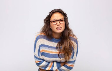 Kadın endişeli, hasta, hasta ve mutsuz hissediyor. Ağrılı bir mide ağrısı ya da grip.