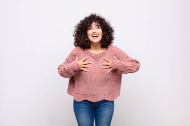 Mutlu, şaşırmış, gururlu ve heyecanlı bir kadın kendini işaret ediyor.