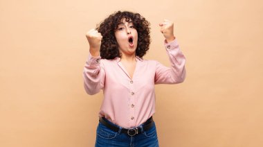 Kazanan gibi inanılmaz bir başarıyı kutlayan kadın, heyecanlı ve mutlu görünüyor.!