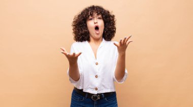 Kadın son derece şaşkın ve şaşırmış, endişeli ve panik içinde, stresli ve dehşete düşmüş bir bakışla