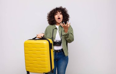 Genç Arap kadın umutsuz ve hayal kırıklığına uğramış görünüyor, stresli, mutsuz ve rahatsız, bağırıyor ve çığlık atıyor.