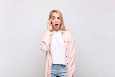 Şaşırmış, ağzı açık, şok olmuş, yeni bir düşünce, fikir ya da konsept keşfeden bir kadın.