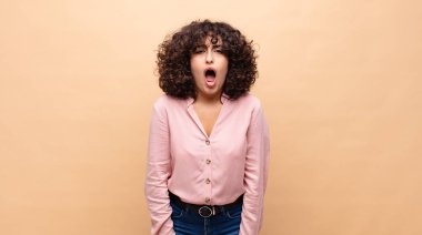 Şok olmuş, kızgın, sinirli ya da hayal kırıklığına uğramış, ağzı açık ve öfkeli bir kadın.