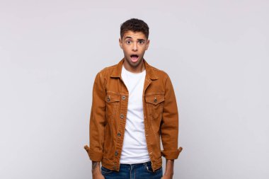  Şok olmuş, kızgın, sinirli ya da hayal kırıklığına uğramış, ağzı açık ve öfkeli görünüyordu.