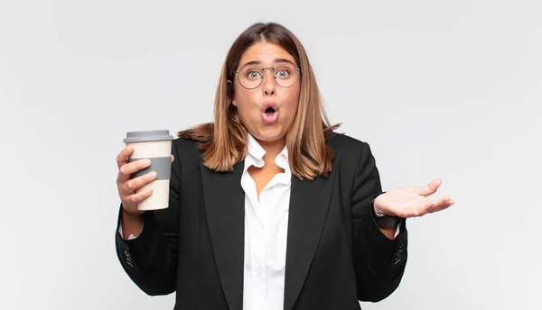 Ung Affärskvinna Med Kaffe Öppen Mun Och Förvånad Chockad Och — Stockfoto