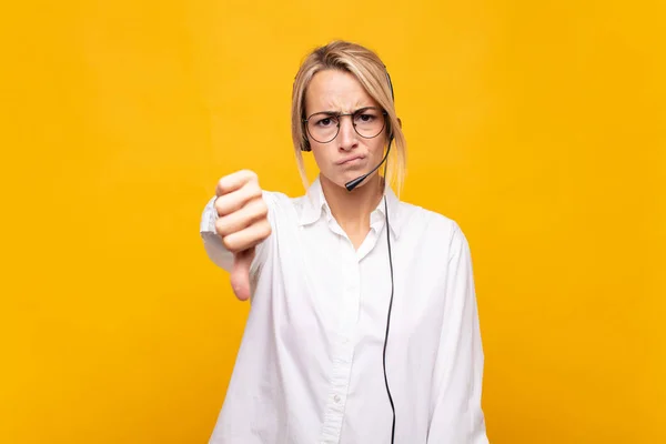 Ung Kvinna Telemarketer Känsla Kors Arg Irriterad Besviken Eller Missnöjd — Stockfoto