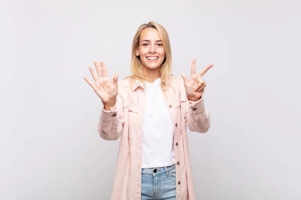 Vrouw Glimlachend Vriendelijk Nummer Acht Achtste Met Hand Naar Voren — Stockfoto