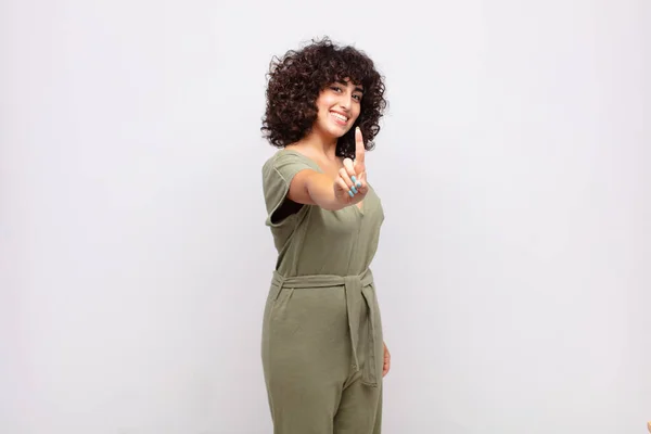 Mulher Sorrindo Orgulhosa Confiantemente Fazendo Número Pose Triunfante Sentindo Como — Fotografia de Stock