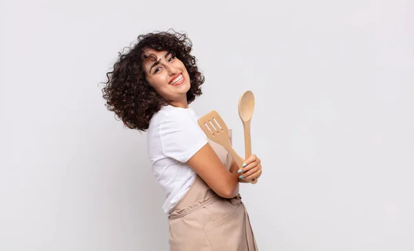Árabe Bonita Mulher Chef Vestindo Avental — Fotografia de Stock