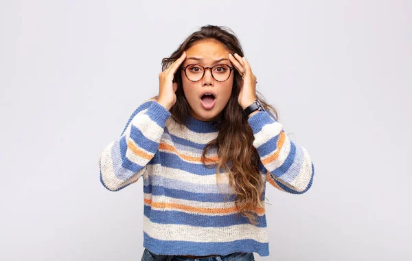 Donna Che Sente Inorridita Scioccata Alzando Mani Testa Prendendo Dal — Foto Stock