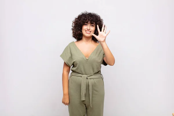 Mulher Sorrindo Olhando Amigável Mostrando Número Cinco Quinto Com Mão — Fotografia de Stock