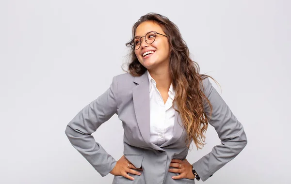 Donna Che Sembra Felice Allegra Sicura Sorridendo Orgogliosa Guardando Lato — Foto Stock