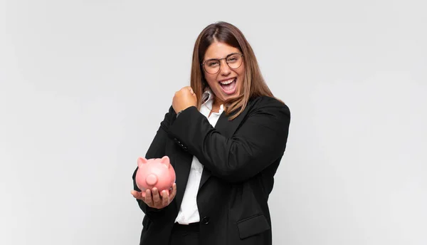 Junge Frau Mit Sparschwein Fühlt Sich Glücklich Positiv Und Erfolgreich — Stockfoto