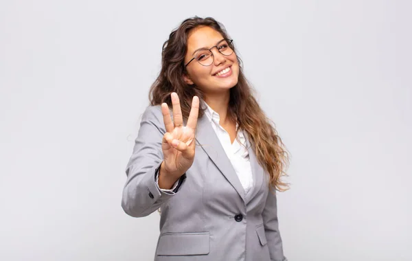 Kvinna Ler Och Ser Vänlig Visar Nummer Tre Eller Tredje — Stockfoto