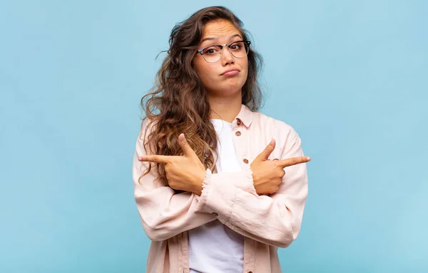 Woman Looking Puzzled Confused Insecure Pointing Directions Doubts — Stock Photo, Image