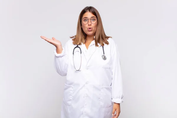 Ung Kvinna Läkare Ser Förvånad Och Chockad Med Käken Tappade — Stockfoto