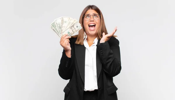 Jeune Femme Avec Des Billets Banque Regardant Désespérée Frustrée Stressée — Photo