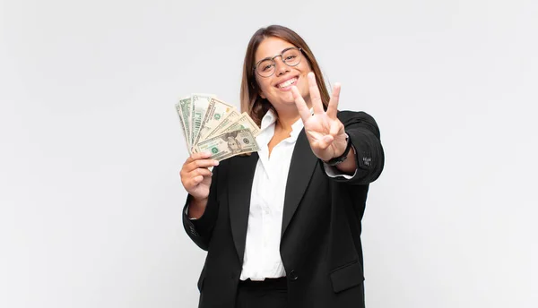 Mujer Joven Con Billetes Sonriendo Mirando Amigable Mostrando Número Tres —  Fotos de Stock