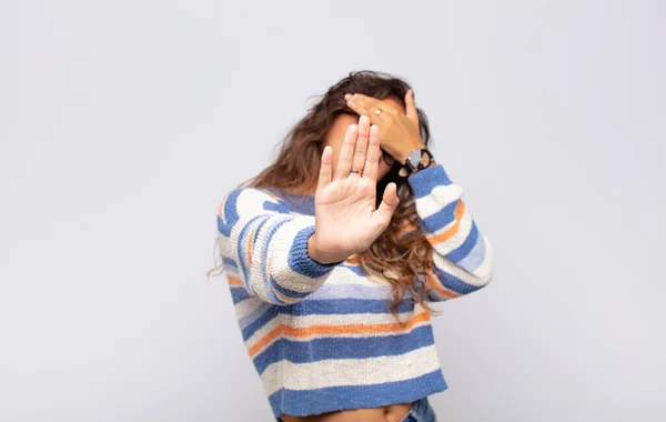 Žena Zakrývající Tvář Rukou Dát Druhou Ruku Dopředu Zastavit Fotoaparát — Stock fotografie