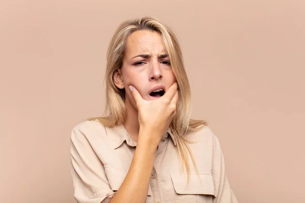 Frau Mit Weit Geöffnetem Mund Und Offenen Augen Und Hand — Stockfoto