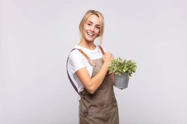 Νεαρή Κηπουρός Γυναίκα Αισθάνεται Ευτυχισμένη Θετική Και Επιτυχημένη Κίνητρα Όταν — Φωτογραφία Αρχείου