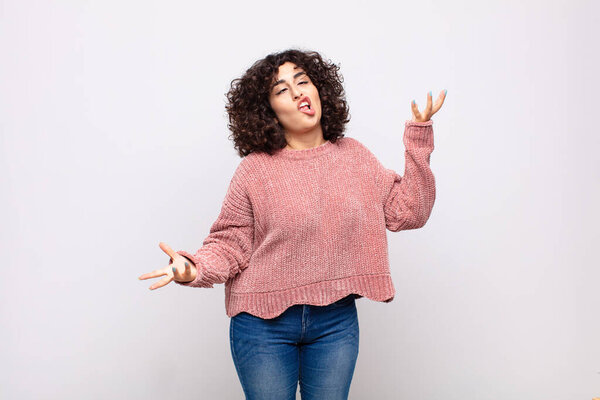 Женщина пожимает плечами с тупым, сумасшедшим, запутанным, озадаченным выражением лица, чувствуя раздражение и невежество