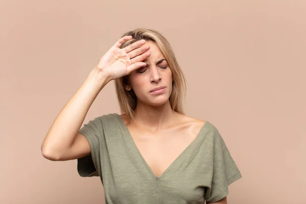 Woman Looking Stressed Tired Frustrated Drying Sweat Forehead Feeling Hopeless — Stock Photo, Image