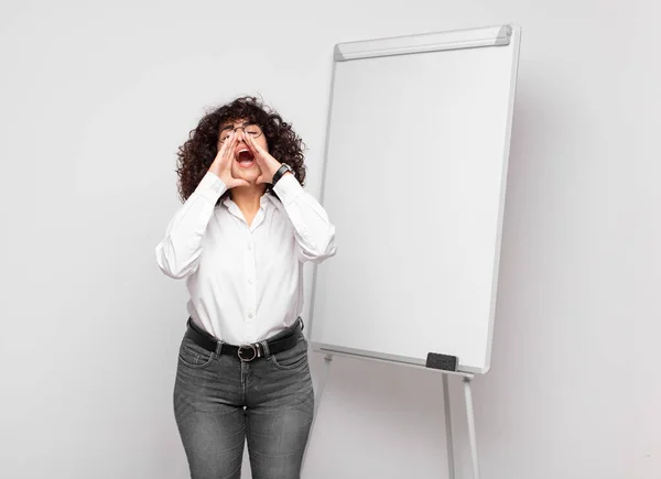 Mujer Sintiéndose Feliz Emocionada Positiva Dando Gran Grito Con Las —  Fotos de Stock