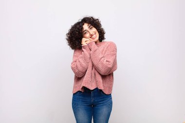 Aşık olan ve güzel görünen bir kadın. Sevimli ve mutlu. Romantik bir şekilde gülümseyen bir kadın.