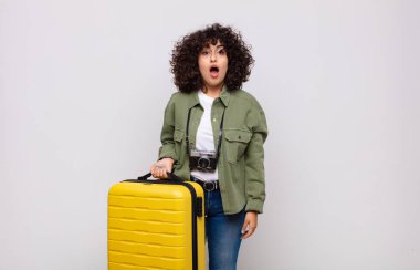 Genç Arap kadın şok olmuş ya da şaşırmış görünüyor, ağzı açık bir şekilde 