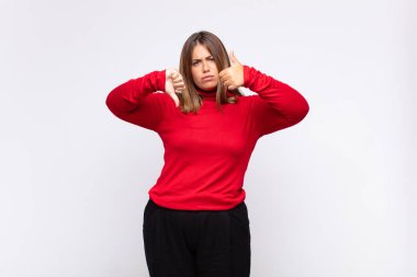 Genç sarışın kadın, kafası karışık, bilgisiz ve kararsız hissediyor. İyi ve kötü seçenekleri farklı seçeneklerle tartıyor.