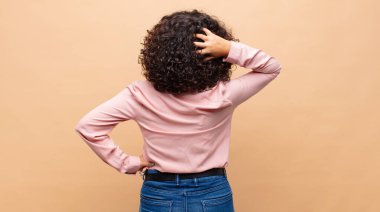 Düşünen ya da şüphe eden, kafasını kaşıyan, kafası karışık ve kafası karışık bir kadın.