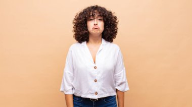 Kadın üzgün ve stresli, kötü bir sürpriz yüzünden üzgün, olumsuz, endişeli bir bakışla