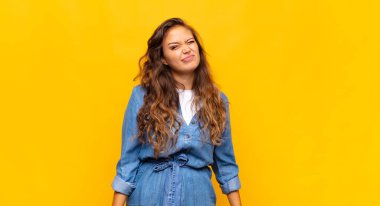 Mutlu ve arkadaş canlısı bir kadın, gülümsüyor ve sana olumlu bir tavırla göz kırpıyor.