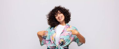 Gururlu, kibirli, mutlu, şaşırmış ve tatmin olmuş, kendini gösteren, kazanan gibi hisseden bir kadın.