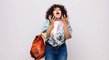 Kadın umutsuz ve sinirli görünüyor, stresli, mutsuz ve sinirli, bağırıyor ve çığlık atıyor.