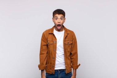  Korkmuş ve şok olmuş hissediyorum, ağzım açık şaşkınlıkla