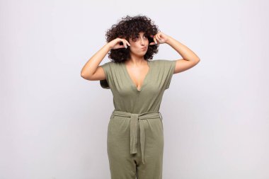 Kafası karışmış ya da şüpheye düşmüş bir kadın, bir fikre odaklanmış, çok düşünüyor, uzayı kopyalamak istiyor.