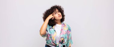 Kadın şaşkın ve şaşkın hissediyor, sana deli, deli ya da aklını kaçırmış olduğunu gösteriyor.