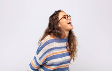 Kadın öfkeyle bağırıyor, agresif bağırıyor, stresli ve kızgın görünüyor.