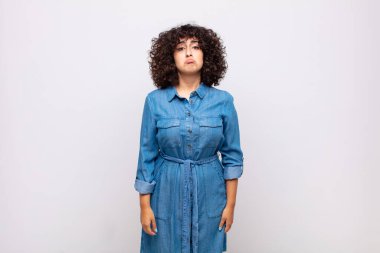 Kadın üzgün ve stresli, kötü bir sürpriz yüzünden üzgün, olumsuz, endişeli bir bakışla