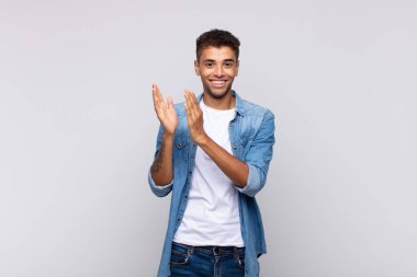  Mutlu ve başarılı hissediyorum, gülümsüyorum ve alkışlıyorum, alkışlarla tebrik ediyorum.