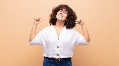 Kadın gururlu, kibirli ve kendinden emin, tatmin olmuş ve başarılı görünüyor, kendini işaret ediyor.